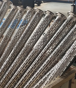 Slotted type drill pipe mud screens